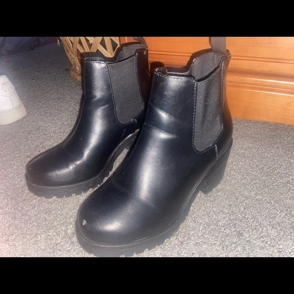 SODA Lug Sole Womens Chelsea Boots